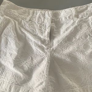 White vineyard vine shorts EUC